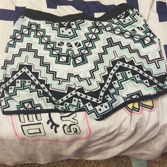Patterned shorts! - Picture 2 of 3
